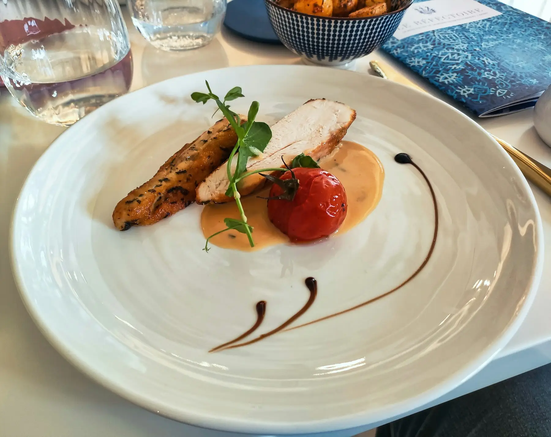 Assiette de volaille, sauce et tomate rôtie